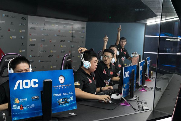 尔缺席了本 尔缺席了本